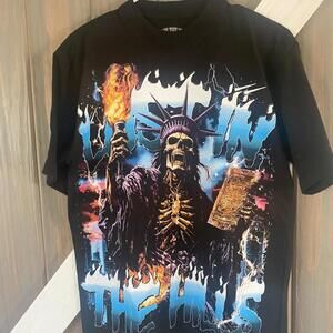 Lost In The Hills Skeleton Statue Graphic T-Shirt - Small
